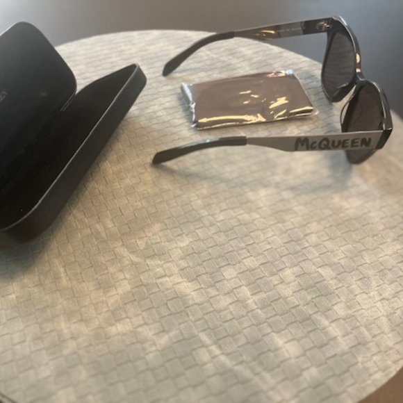 Alexander McQueen - Picture 4 of 6